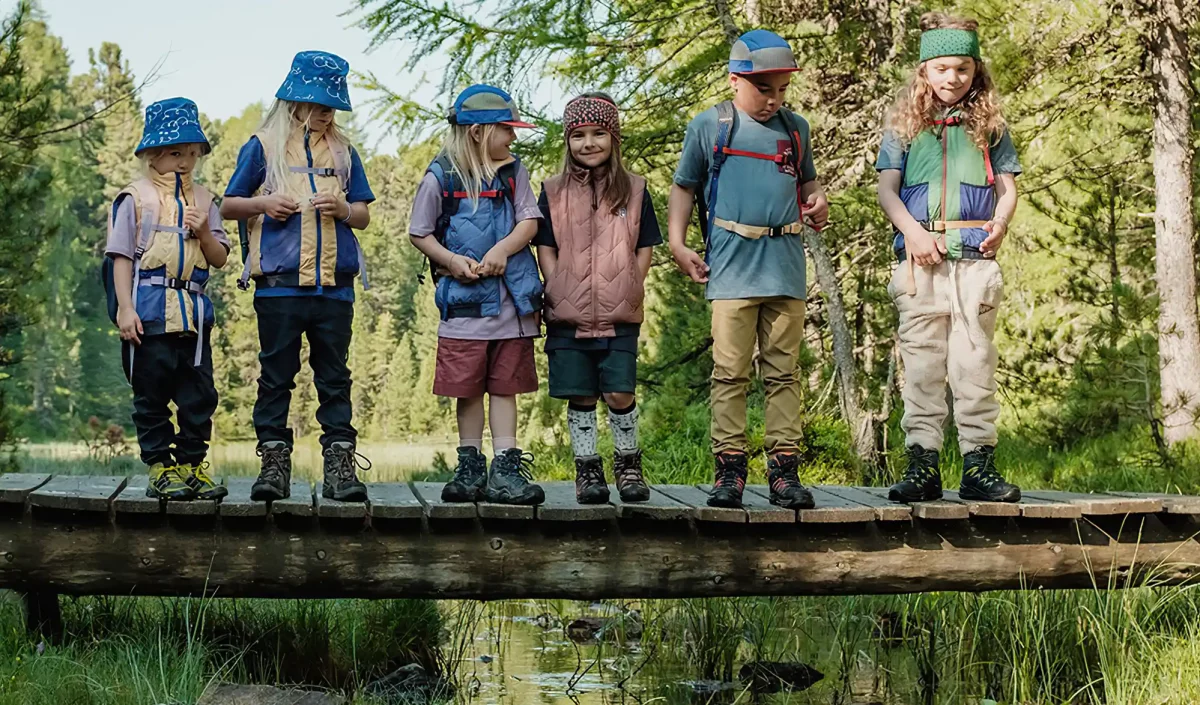 enfants sur un pont en bois