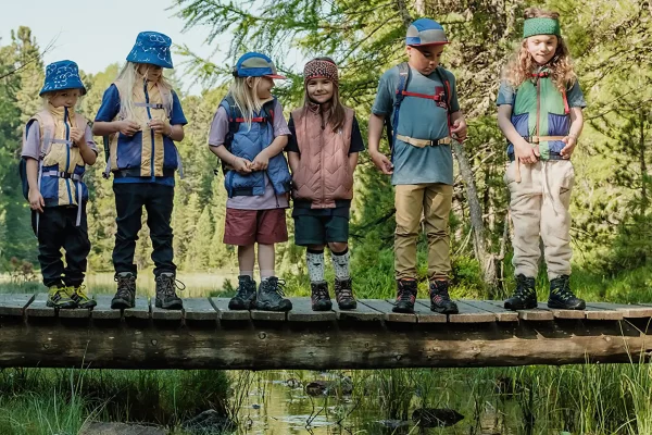 enfants sur un pont en bois