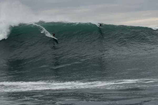 Justine Dupont Surfant la vague de Belharra en 2016