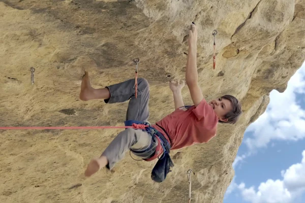 Erwan Legrand enchaine un 8C+ pieds nus à 14 ans