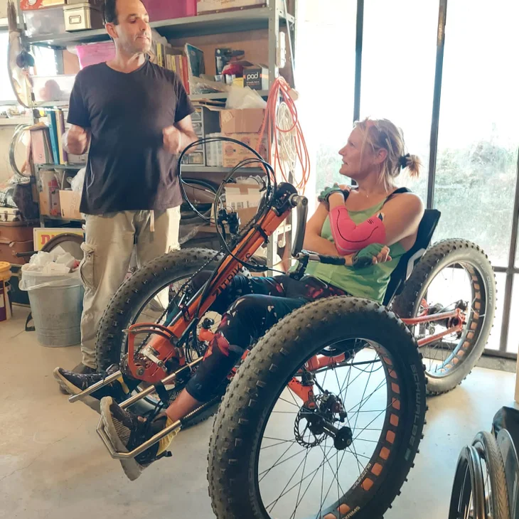 L'exploratrice Karen Darke sur son vélo à main