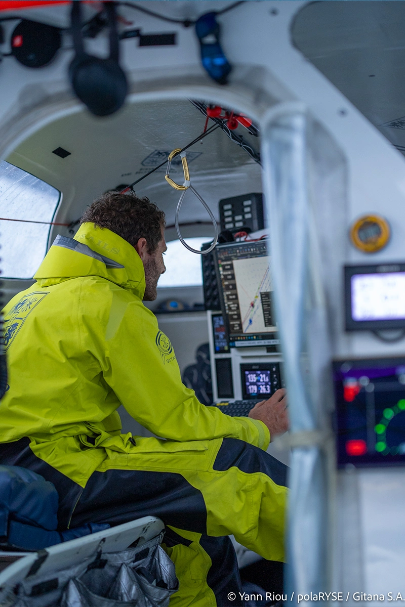 Charles Caudrelier sur le Maxi Edmond de Rothschild
