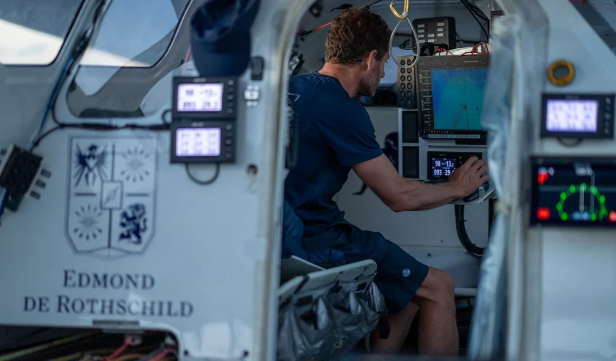 Charles Caudrelier sur le Maxi Edmond de Rothschild