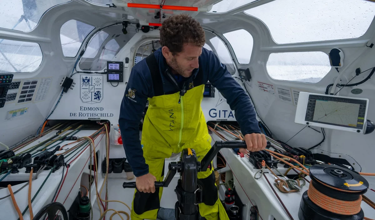 Charles Caudrelier sur le Maxi Edmond de Rothschild