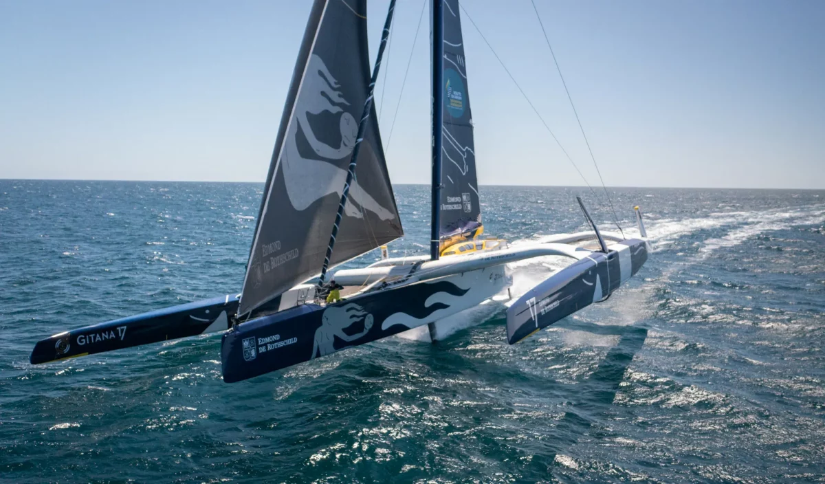 Charles Caudrelier sur le Maxi Edmond de Rothschild