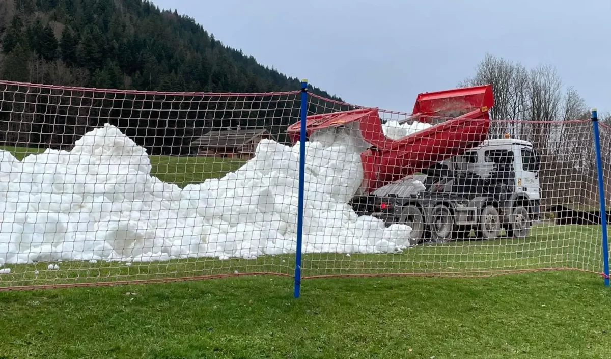 Grand Bornand camion acheminant la neige sur le site de la coupe du monde de biathlon