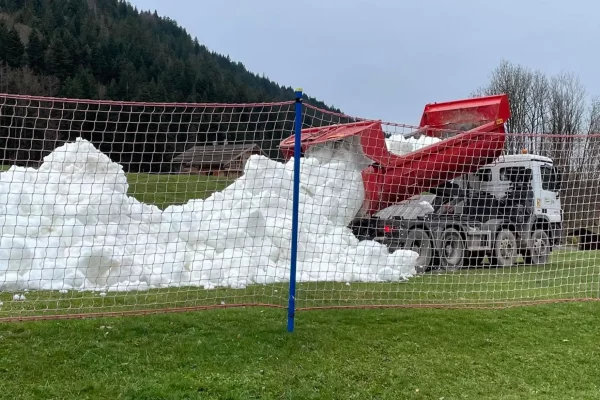 Grand Bornand camion acheminant la neige sur le site de la coupe du monde de biathlon