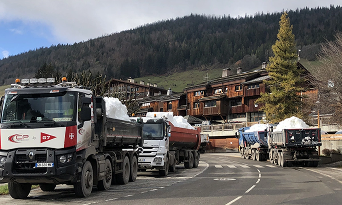 Grand Bornand camion acheminant la neige sur le site de la coupe du monde de biathlon