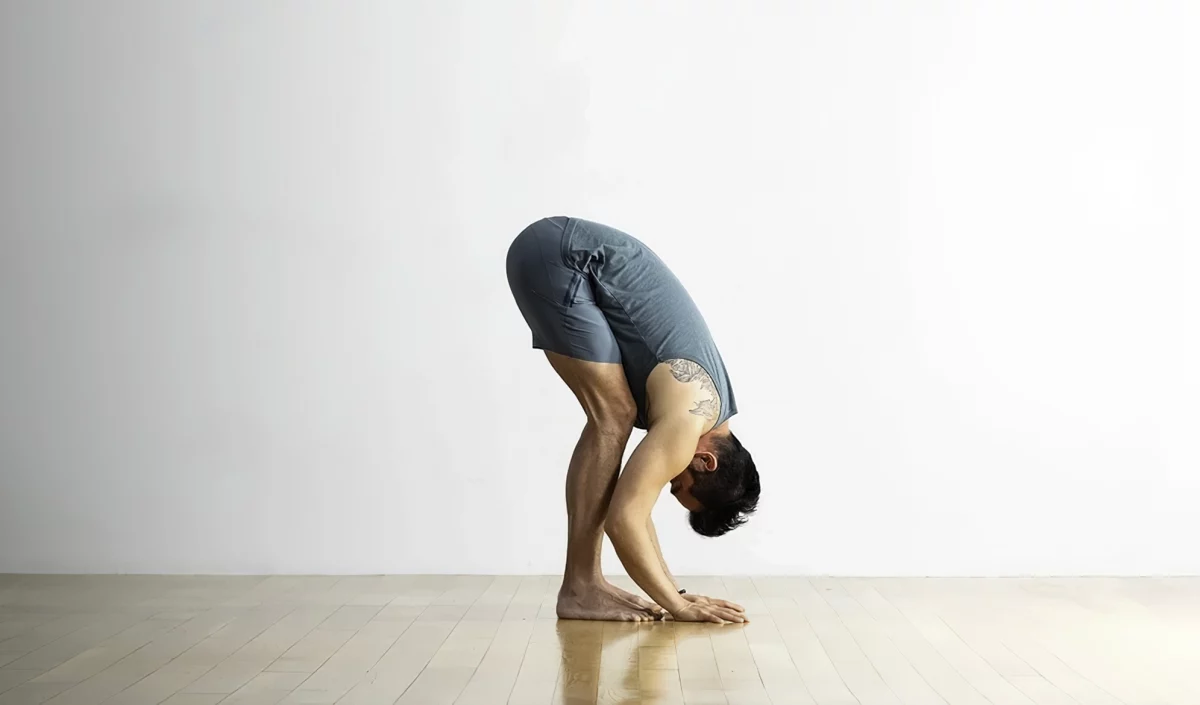 posture de la pince debout