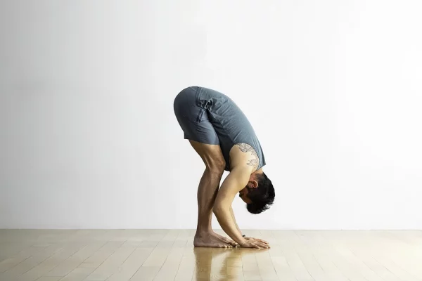 posture de la pince debout