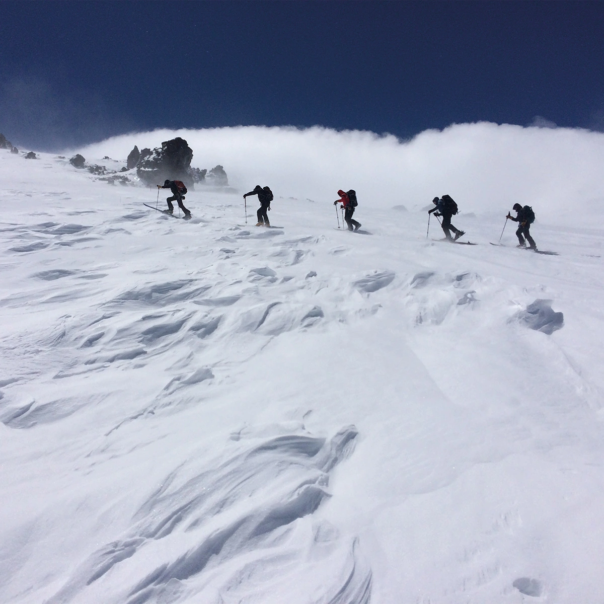 Notre cordée de skieurs sur la partie supérieure du Mont Elbrus, 1997