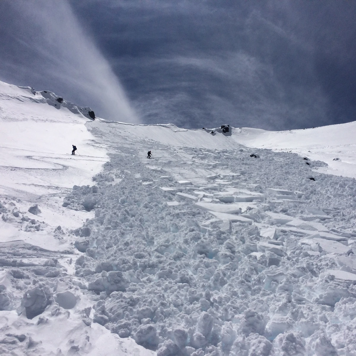 Simon Akam après l'avalanche sur le Mont Elbrus, 2017