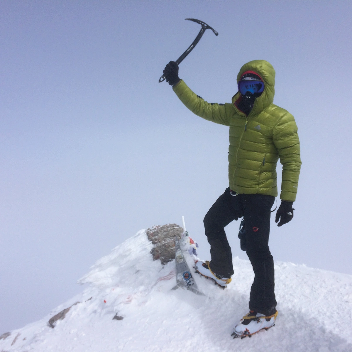 Simon Akam au sommet du Mont Elbrus, 2017