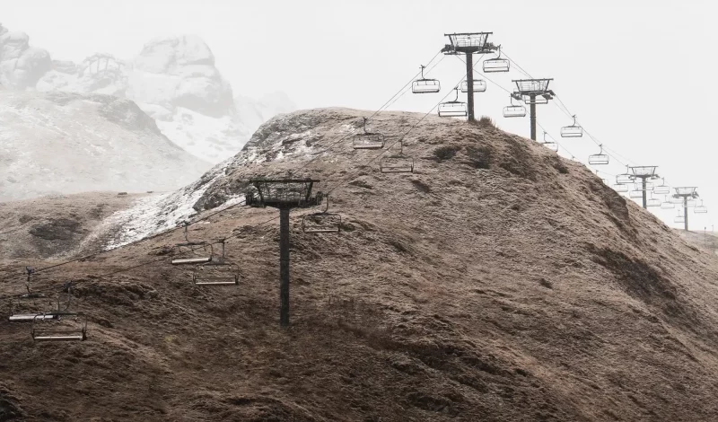 Le ski, c’est fini ? Comment les stations françaises s’entêtent… ou se réinventent