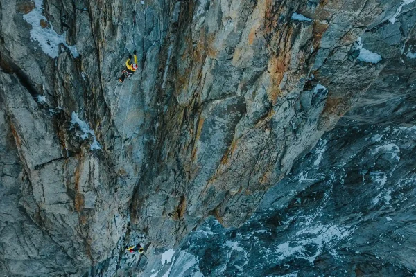 Charles Dubouloz, Symon Welfringer et Clovis Paulin dans la Directissime de la Pointe Walker en hivernal