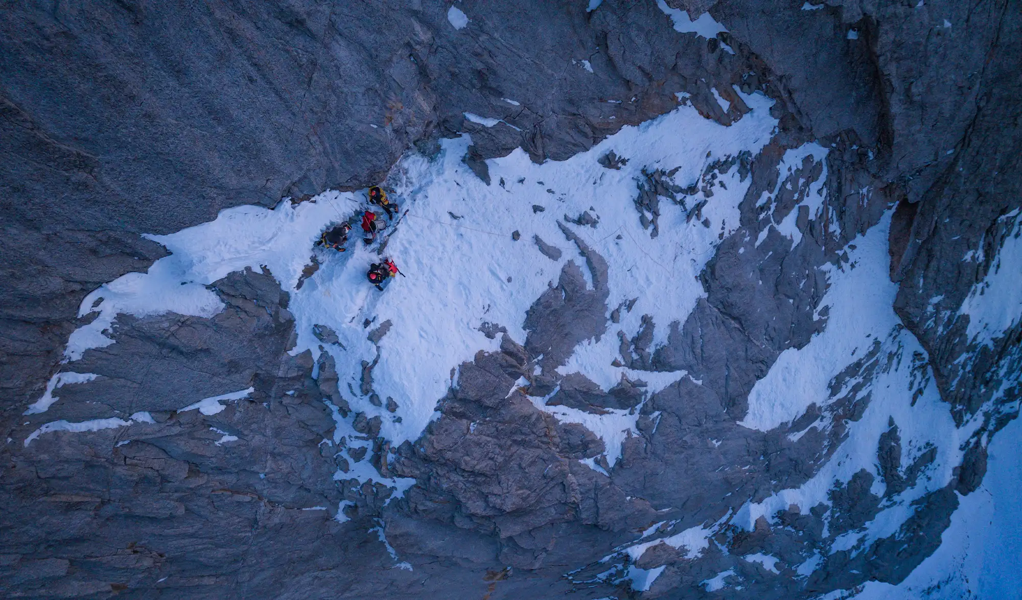 Charles Dubouloz, Simon Welfringer et Clovis Paulin dans la Directissime de la Pointe Walker en hivernal