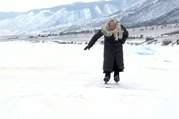 La mamie patineuse du lac Baïkal