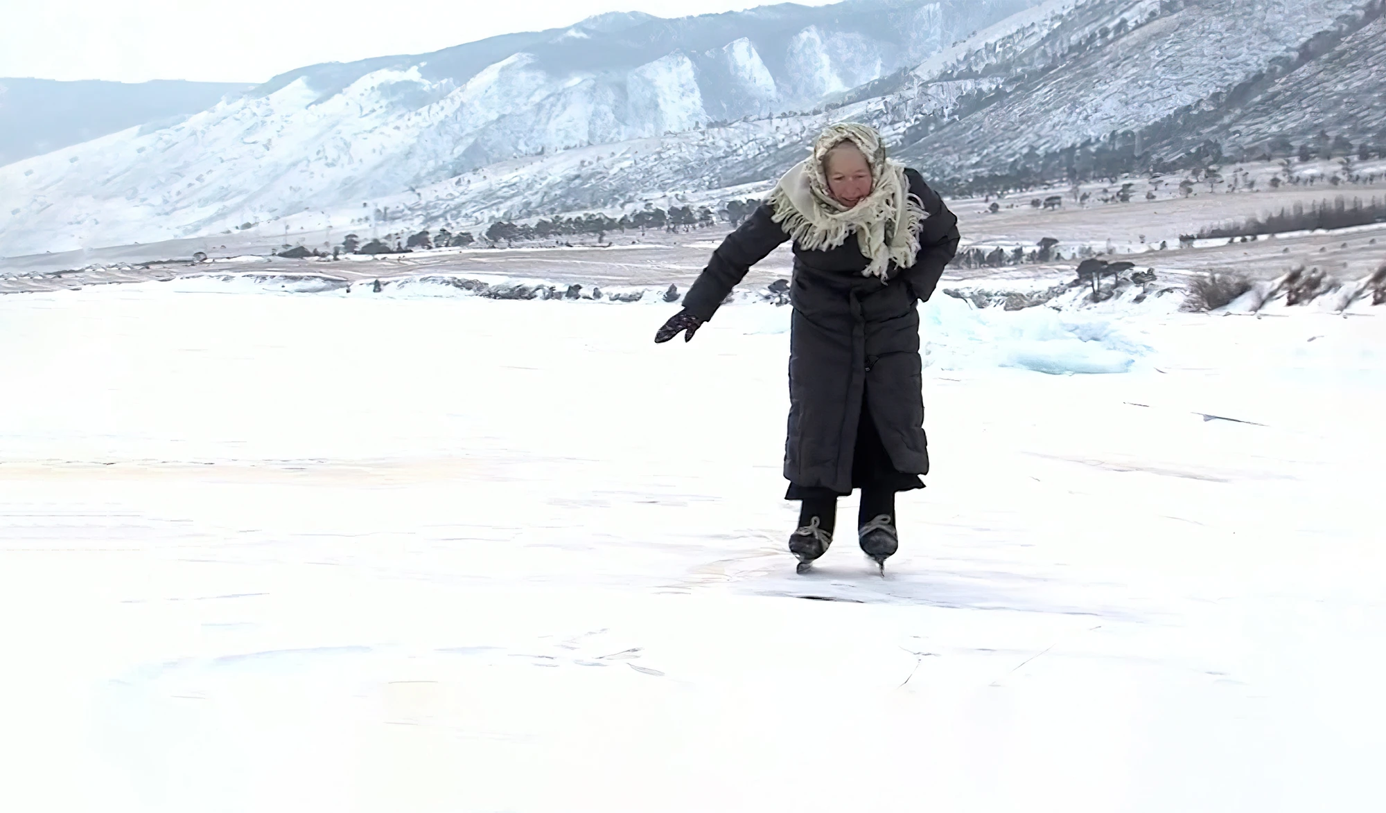 La mamie patineuse du lac Baïkal