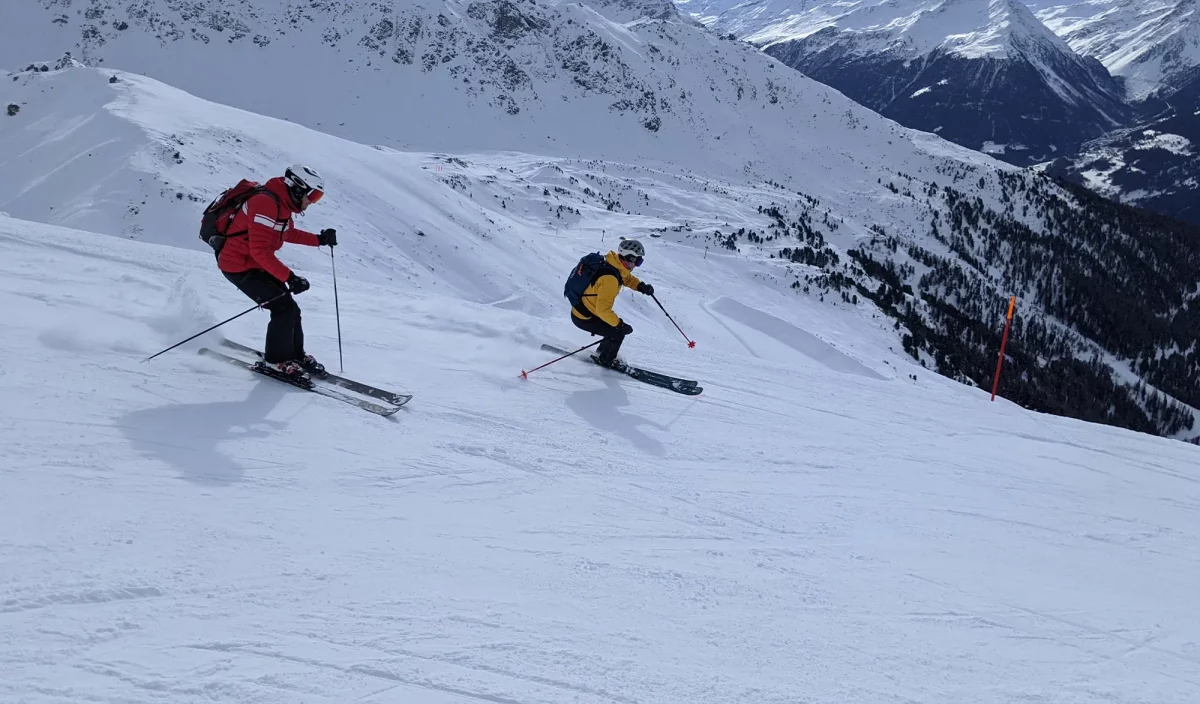 Simon Akam et son moniteur de ski