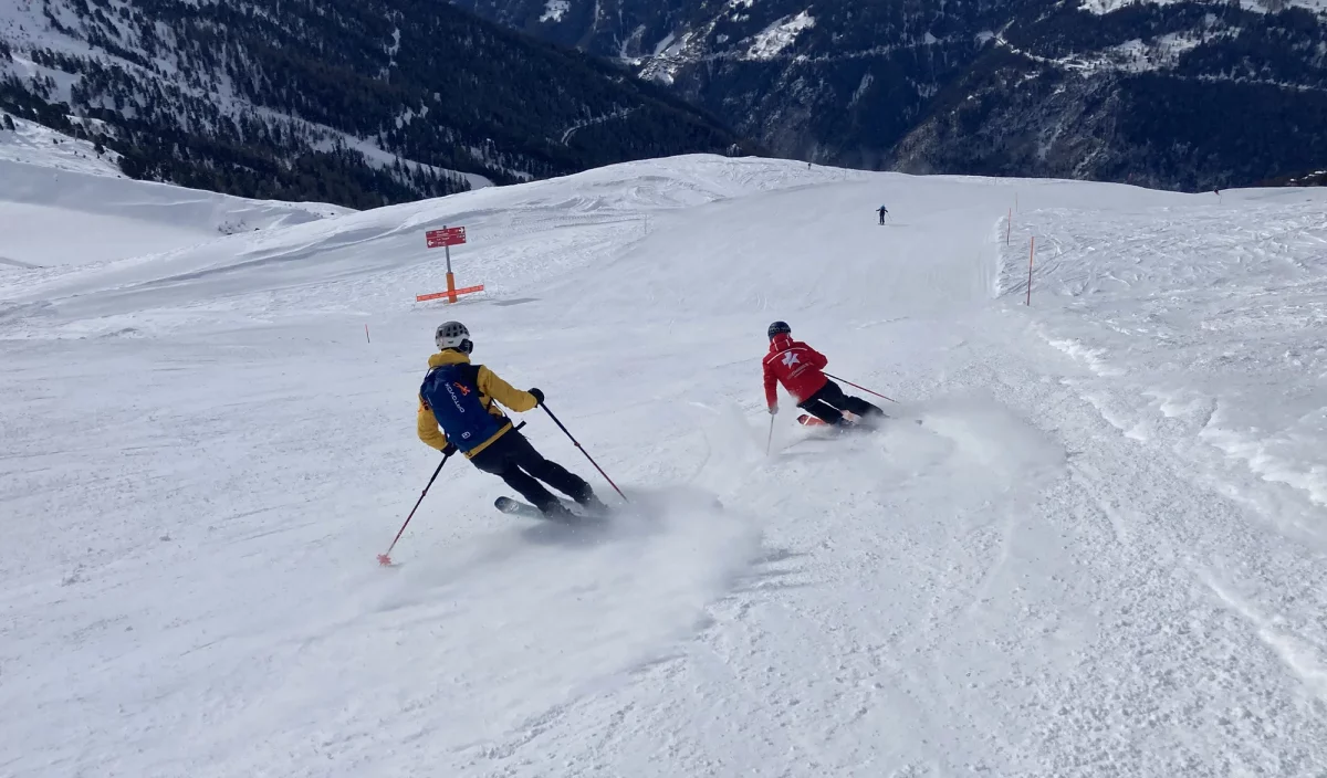 Simon Akam et son moniteur de ski