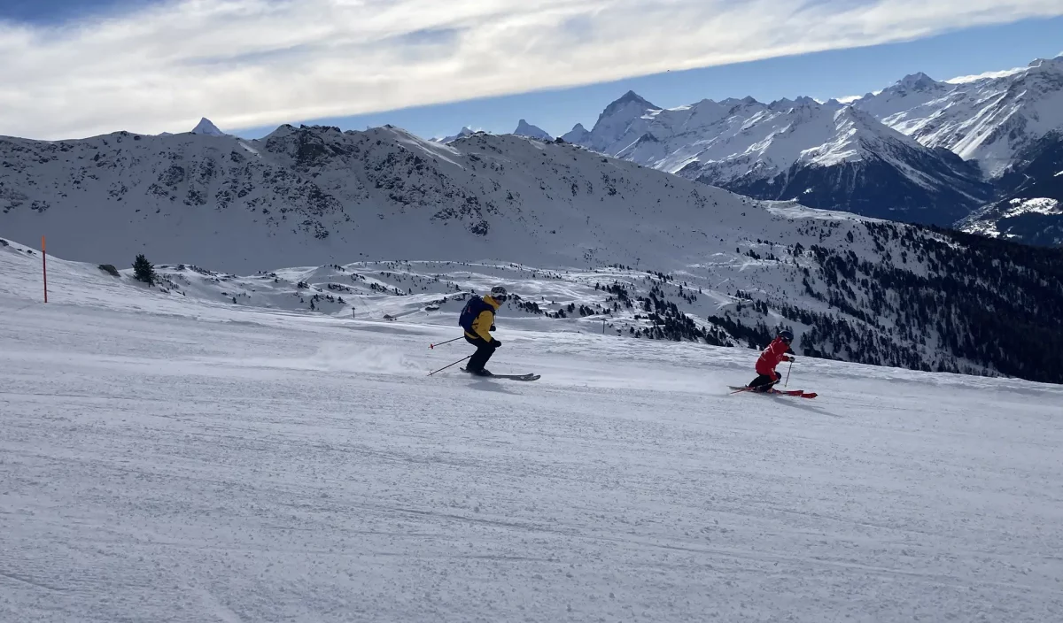 Simon Akam et son moniteur de ski