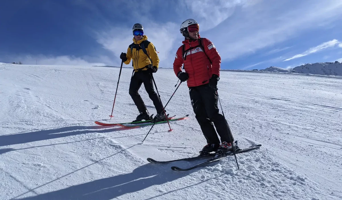 Simon Akam et son moniteur de ski