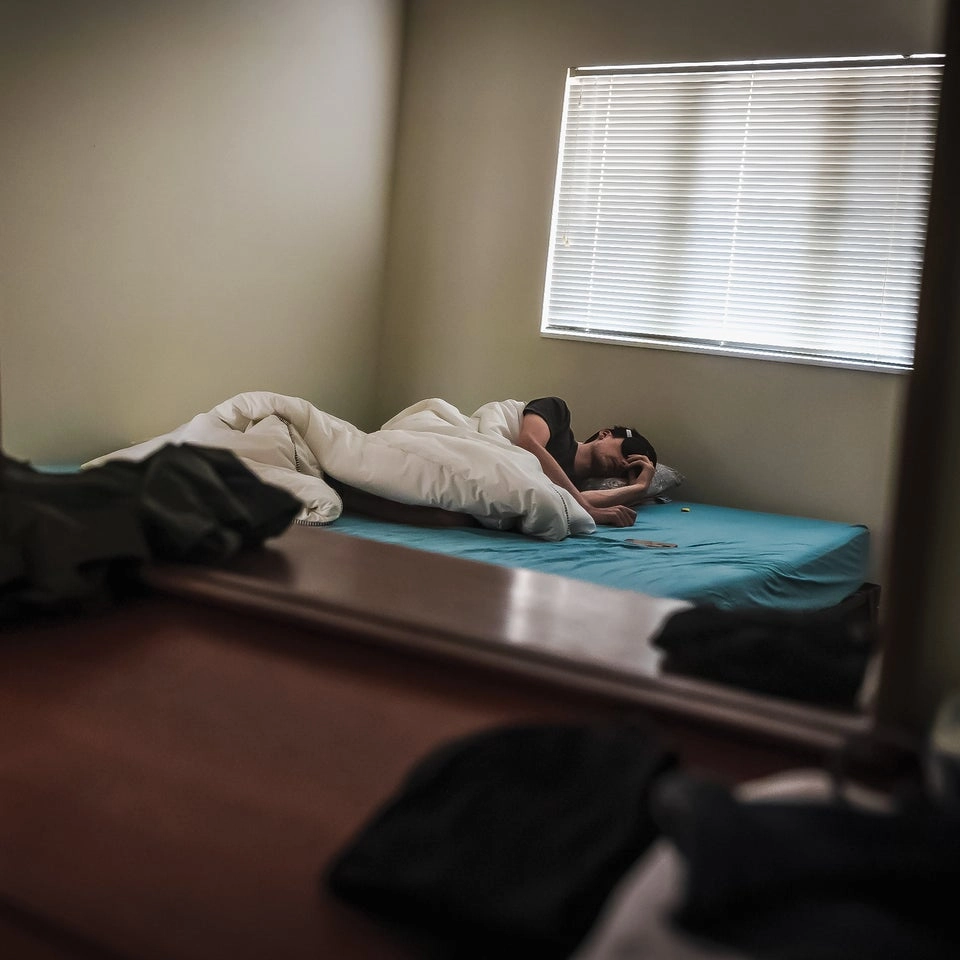 Depuis l'apparition de sa maladie, Eliza a passé beaucoup de temps au lit, évitant toute activité physique.