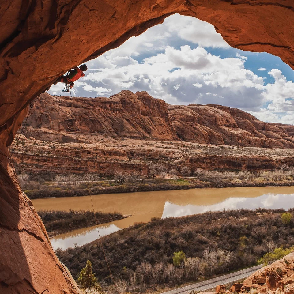 Eliza Earle dans une fissure de toit près de Moab, 2016.