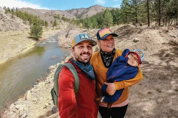 Promenade en famille le long de la rivière Poudre, près de Fort Collins, Colorado