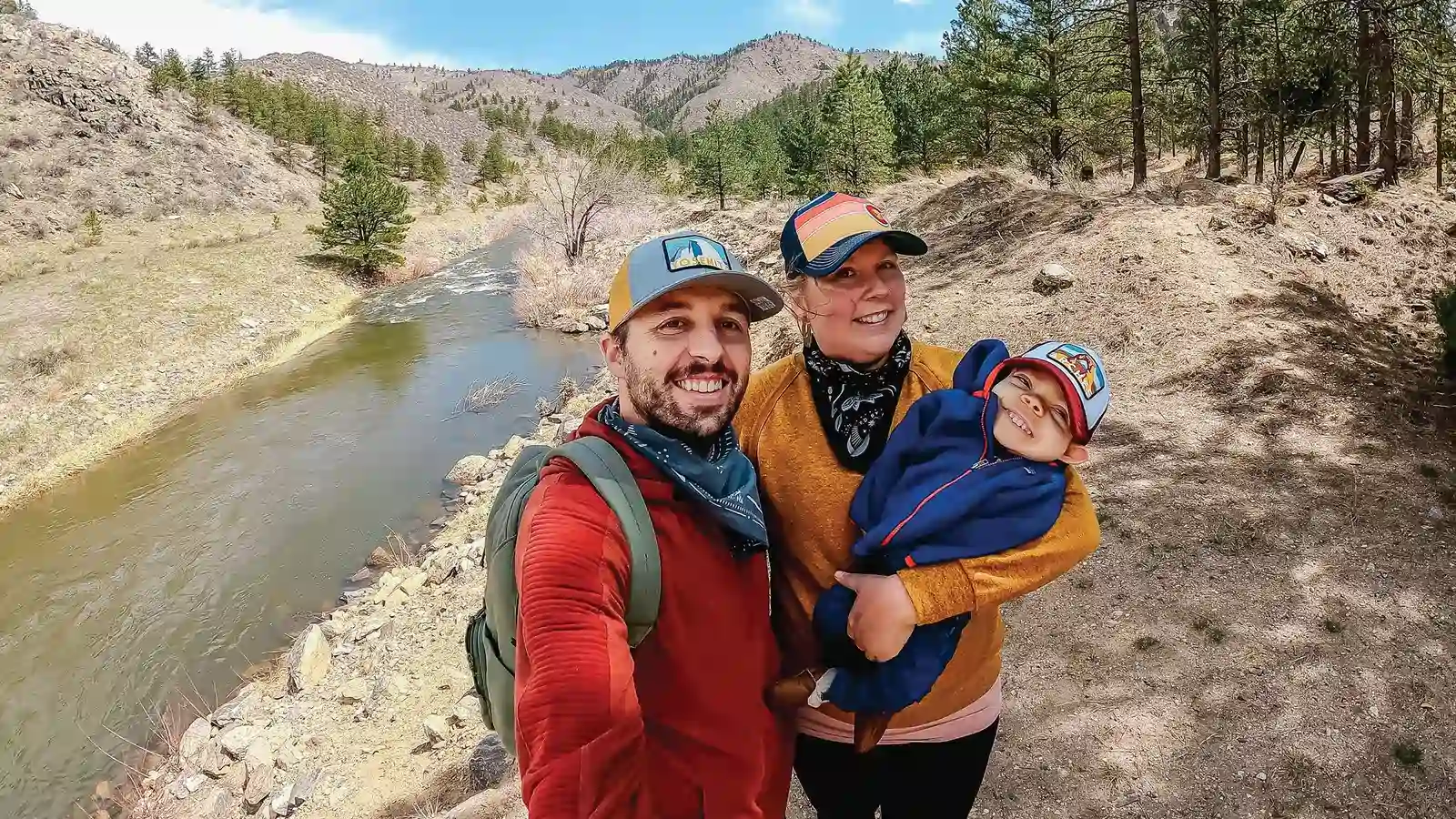 Promenade en famille le long de la rivière Poudre, près de Fort Collins, Colorado