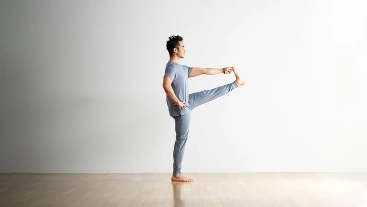 Posture du bras tendu au gros orteil