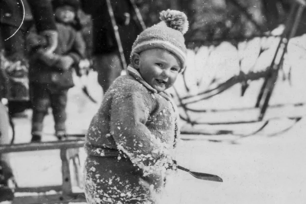 Un enfant jouant dans la neige à Oslo, 1935