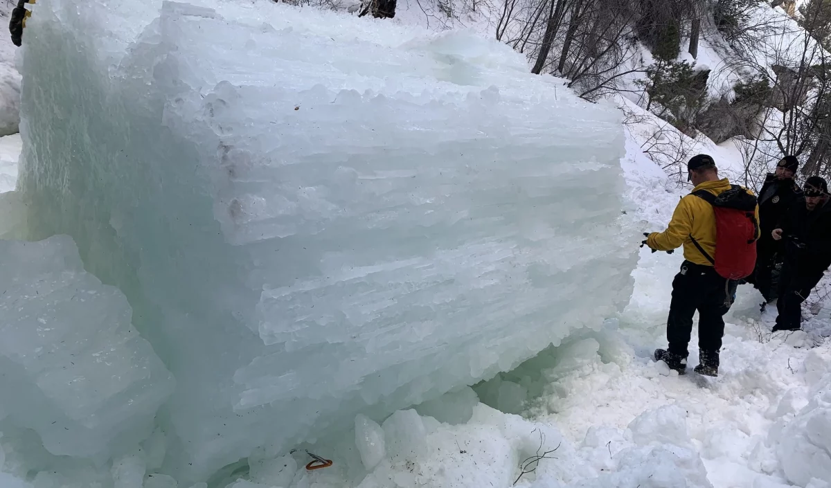 Accident d'escalade sur glace dans l'Utah, décès d'une grimpeuse qui sauvé la vie d'une camarade. Détail d'un blocs de glace qui s'est effondré