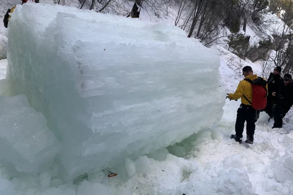 Accident d'escalade sur glace dans l'Utah, décès d'une grimpeuse qui sauvé la vie d'une camarade. Détail d'un blocs de glace qui s'est effondré