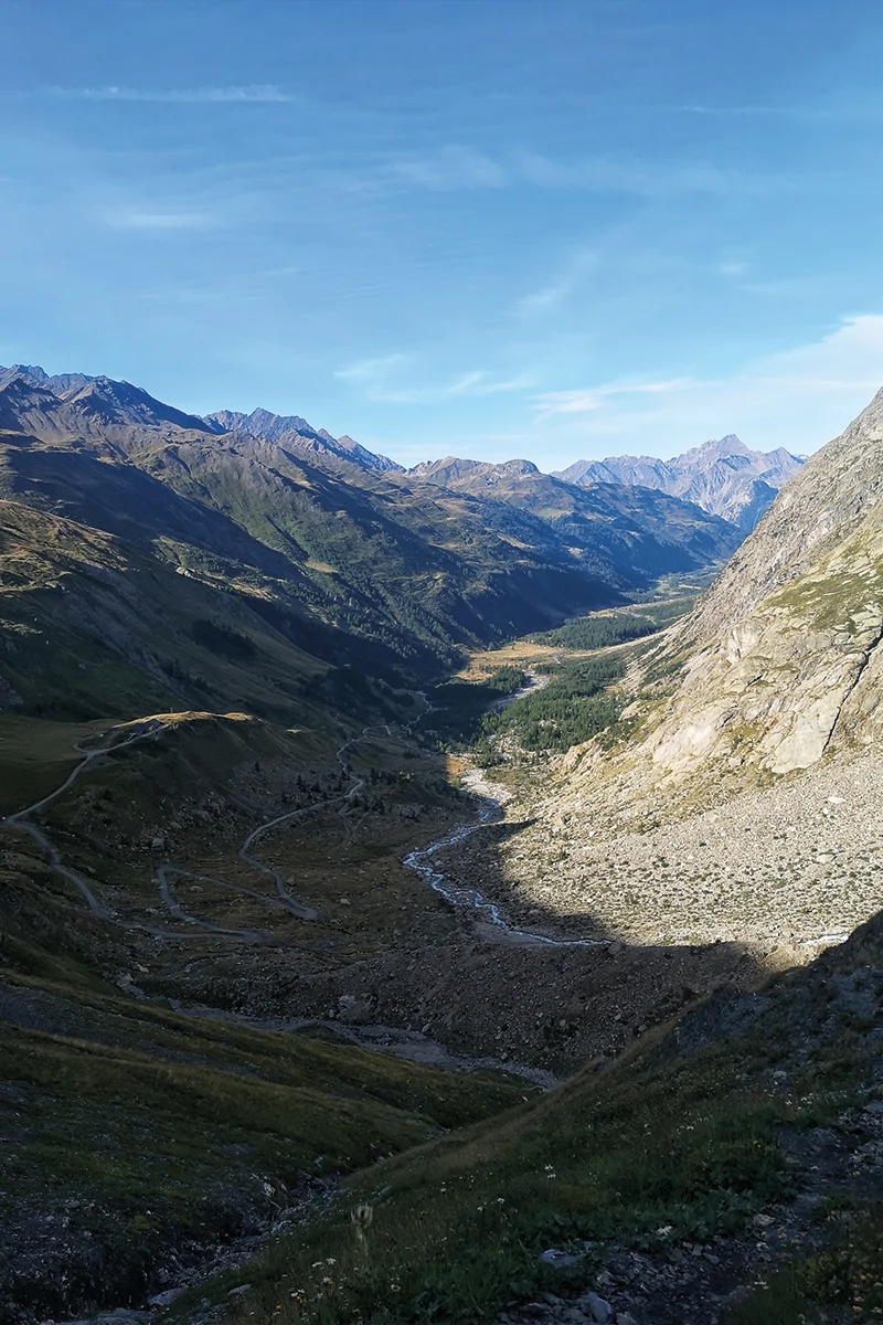 Vue sur le Refuge Elena lors de la montée au Petit Col Ferret