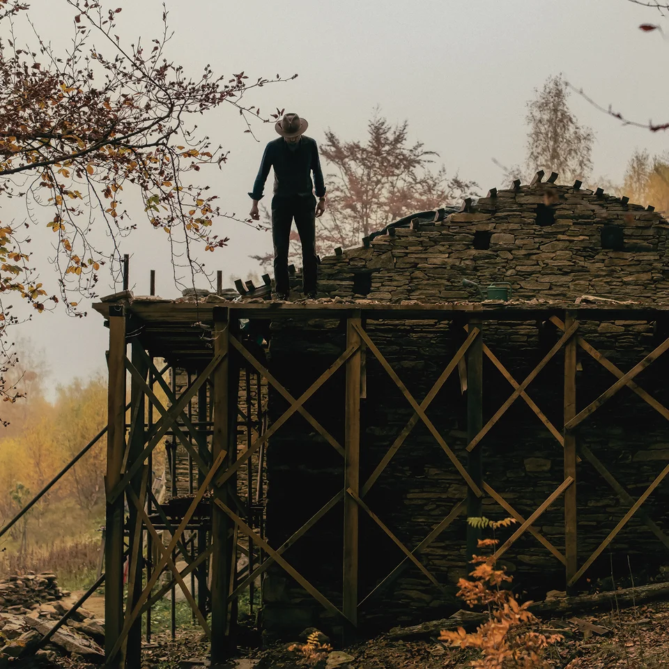 La cabane de Martijn Doolaard dans les Alpes italiennes détails