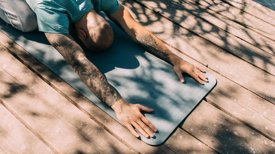 Les 8 postures de yoga à intégrer à votre entraînement pour gagner en  souplesse et performance