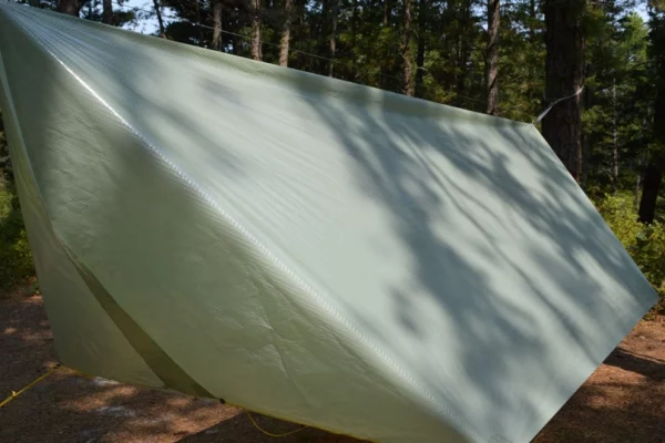 Le tarp UltraTNT 8x10 d'Elowah Outfitters.