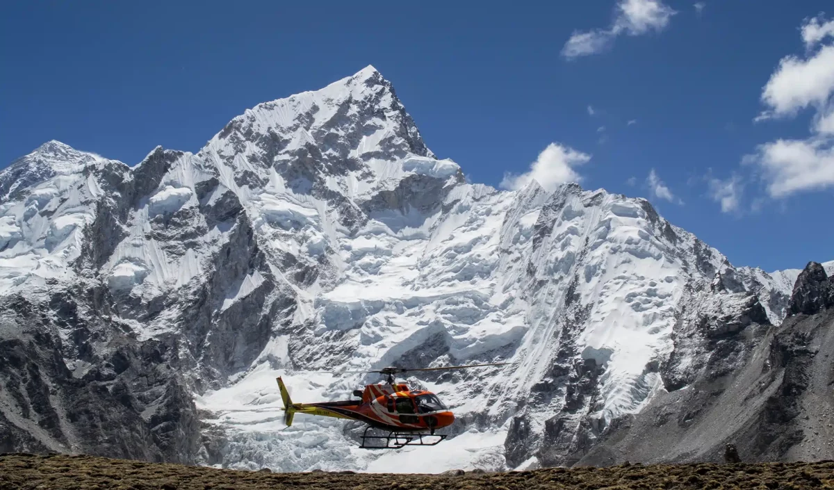 Hélicoptère au camp de base de l'Everest