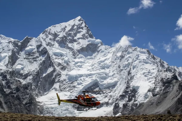 Hélicoptère au camp de base de l'Everest