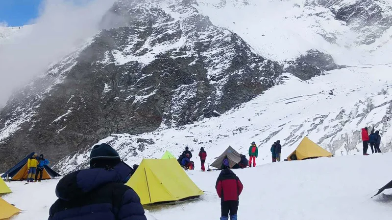 Le survivant Sunil Lalwani et d'autres alpinistes installent des tentes dans l'un des camps d'altitude.