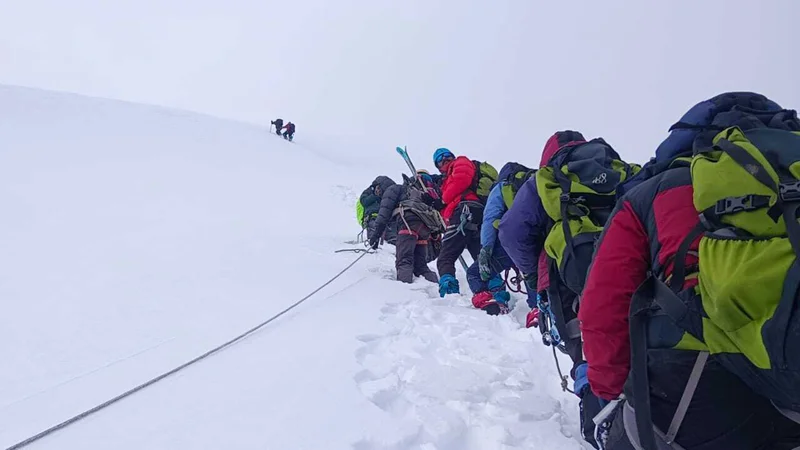 La file d'attente sur les pentes du Draupadi Ka Danda II avant l'avalanche.