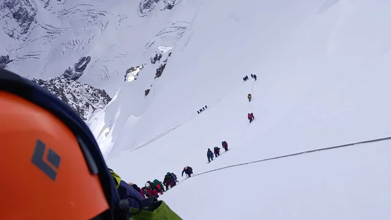 Sur cette photo, on peut voir la file d'alpinistes serpenter le long du glacier.