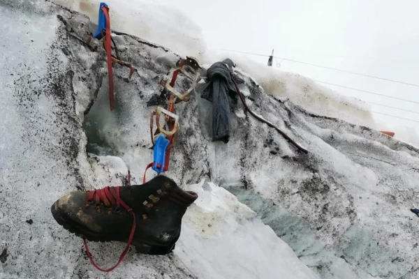 Le matériel découvert à côté du corps de l'alpiniste sortie des glaces