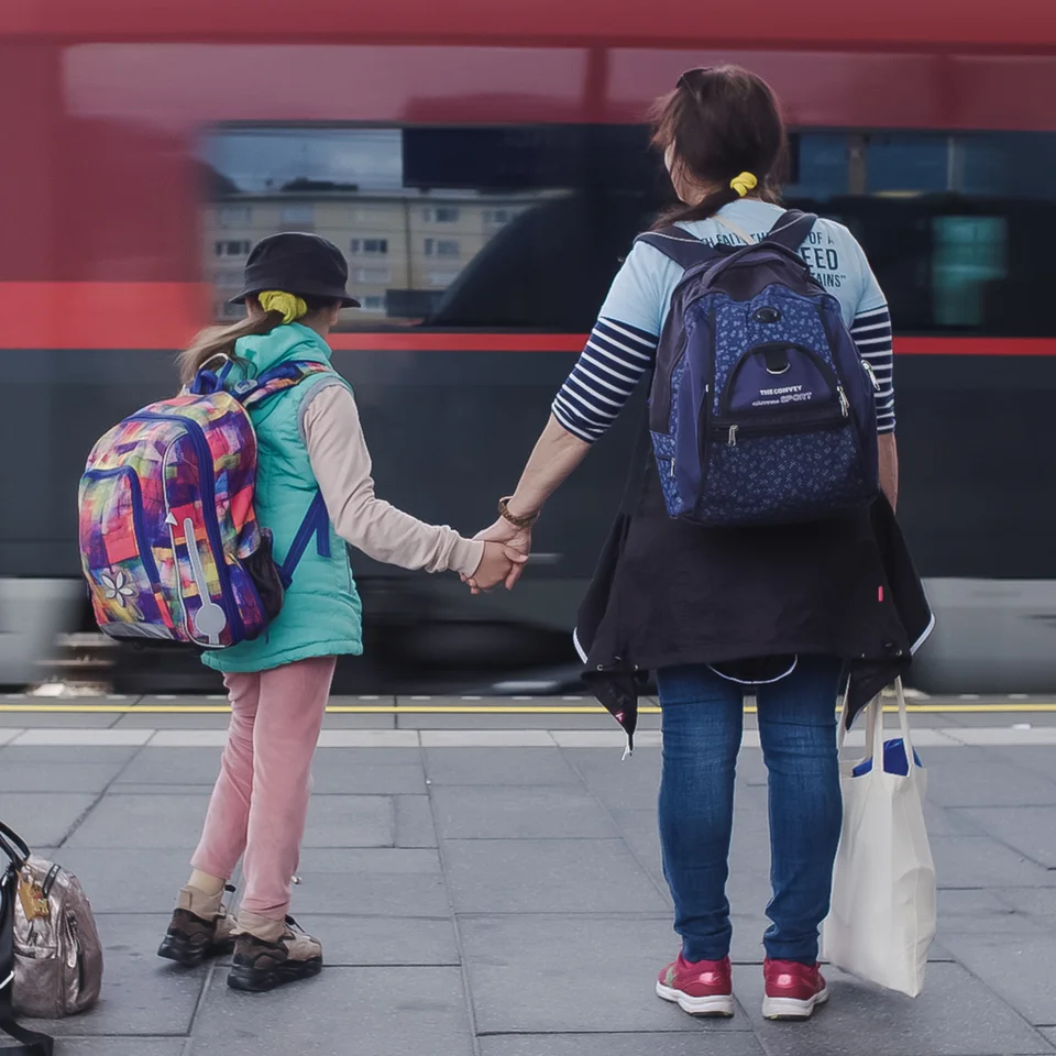 Milana et Olga à la gare, alors qu'elles se préparent à retourner en Slovaquie, où elles vivent en tant que réfugiées depuis l'invasion russe de l'Ukraine en février 2022.