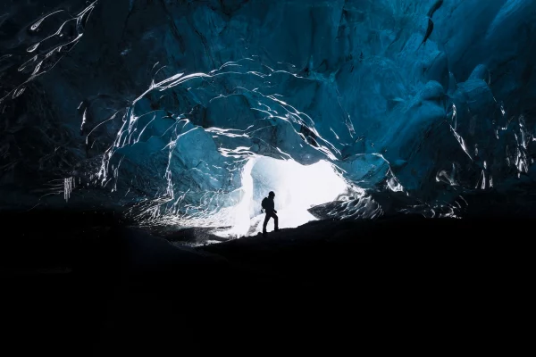 Dans le ventre d'un glacier