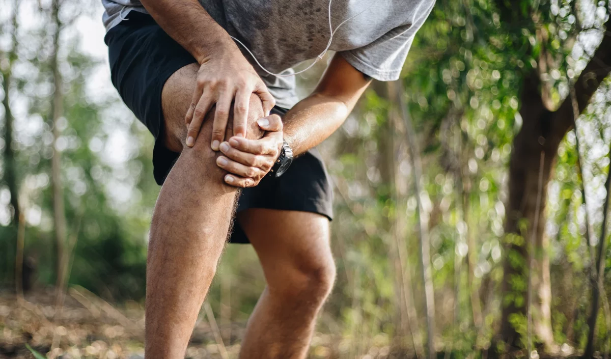 Coureur avec une douleur au genou