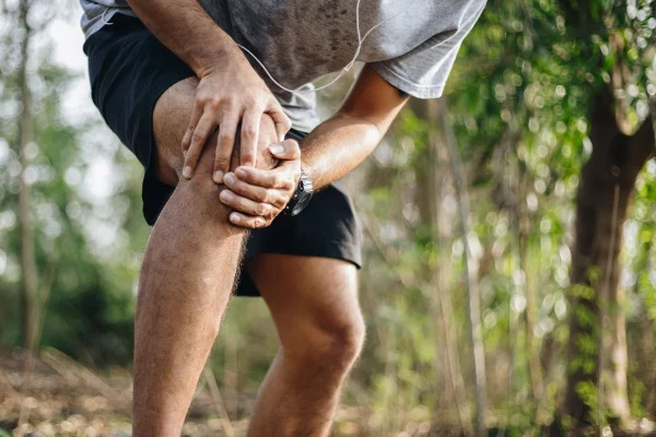 Coureur avec une douleur au genou