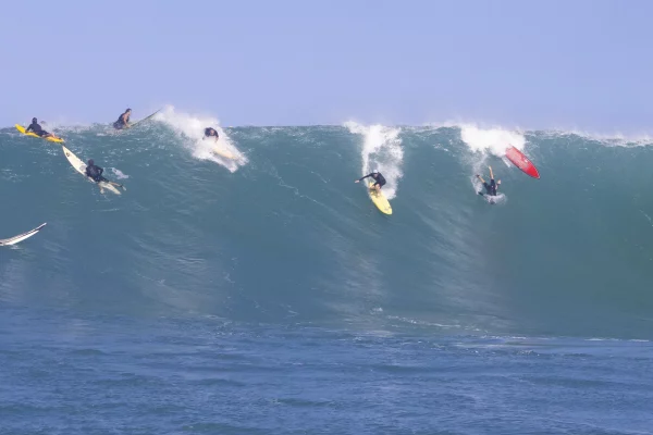 Laura Enever pendant le Red Bull Magnitude à Waimea Bay