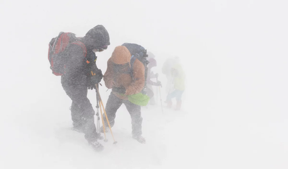 Randonneurs pris dans une tempête de neige